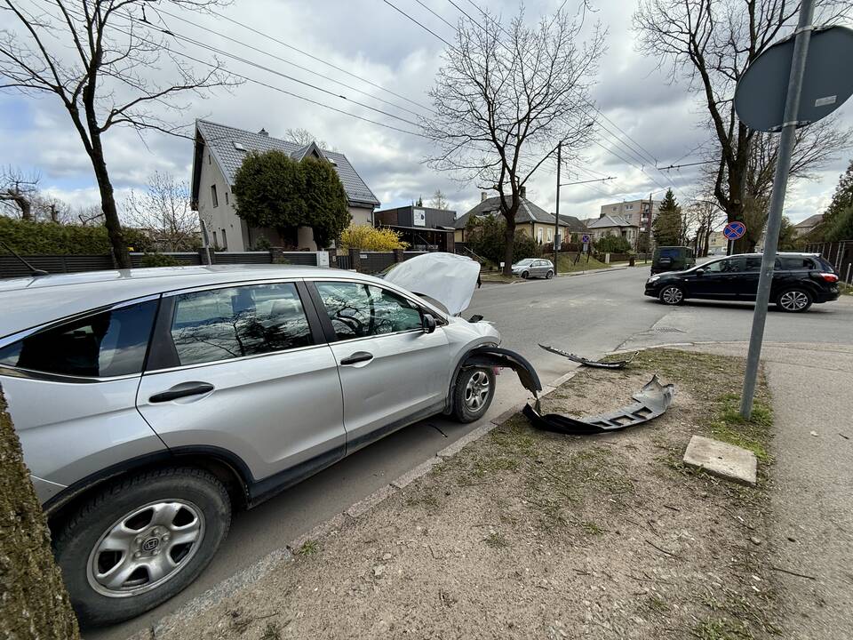 Klinikų prieigose mama, vežusi mažylį, susidūrė su kariškių transportu