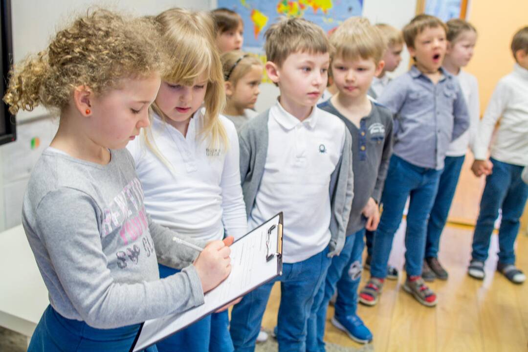 Svarbu: mokykla neturi būti ta vieta, kur mokiniai ruošiami kažkokiam patikrinimui ir egzaminui. Mokykla ir mokymasis joje yra pats gyvenimas.