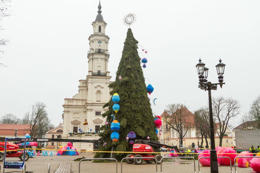Išmontuojama kosminė Kalėdų eglė