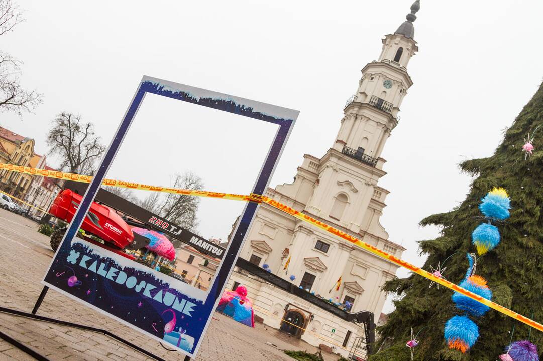 Išmontuojama kosminė Kalėdų eglė