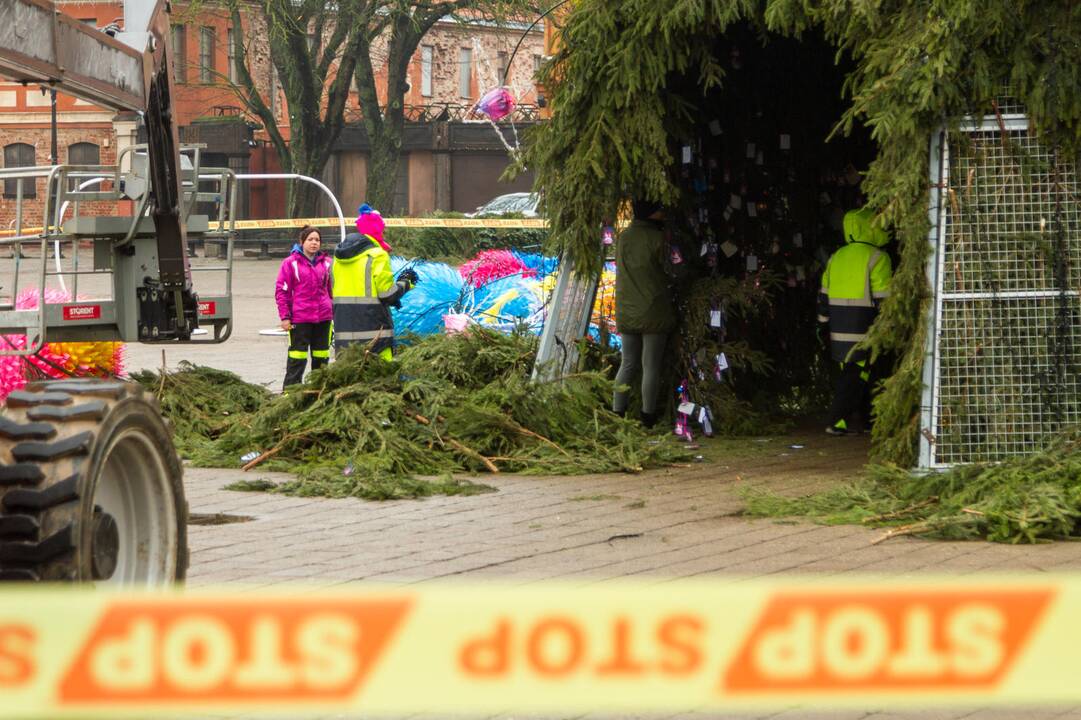 Išmontuojama kosminė Kalėdų eglė