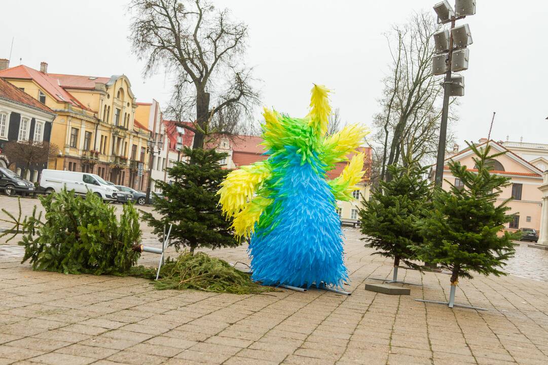 Išmontuojama kosminė Kalėdų eglė
