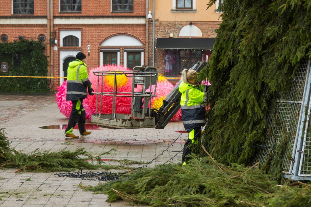 Išmontuojama kosminė Kalėdų eglė
