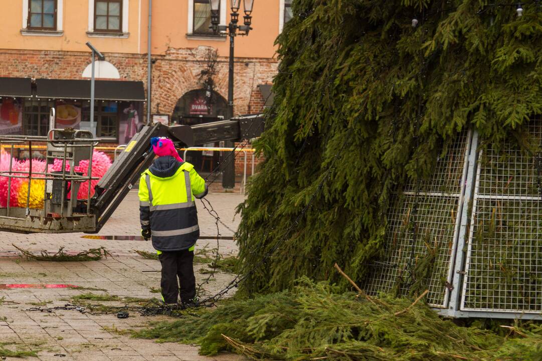 Išmontuojama kosminė Kalėdų eglė