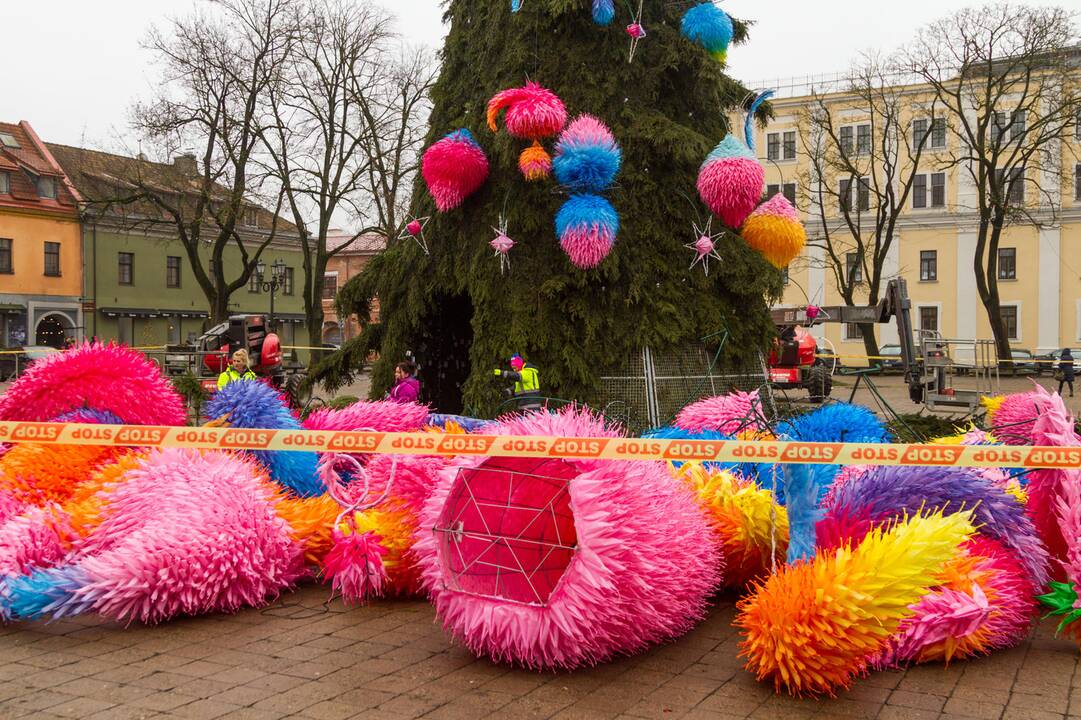 Išmontuojama kosminė Kalėdų eglė