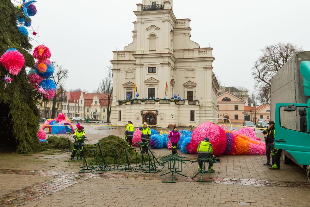 Išmontuojama kosminė Kalėdų eglė