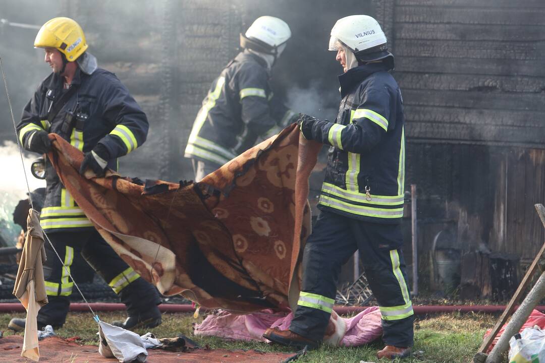 Lentvaryje užsiliepsnojo namas