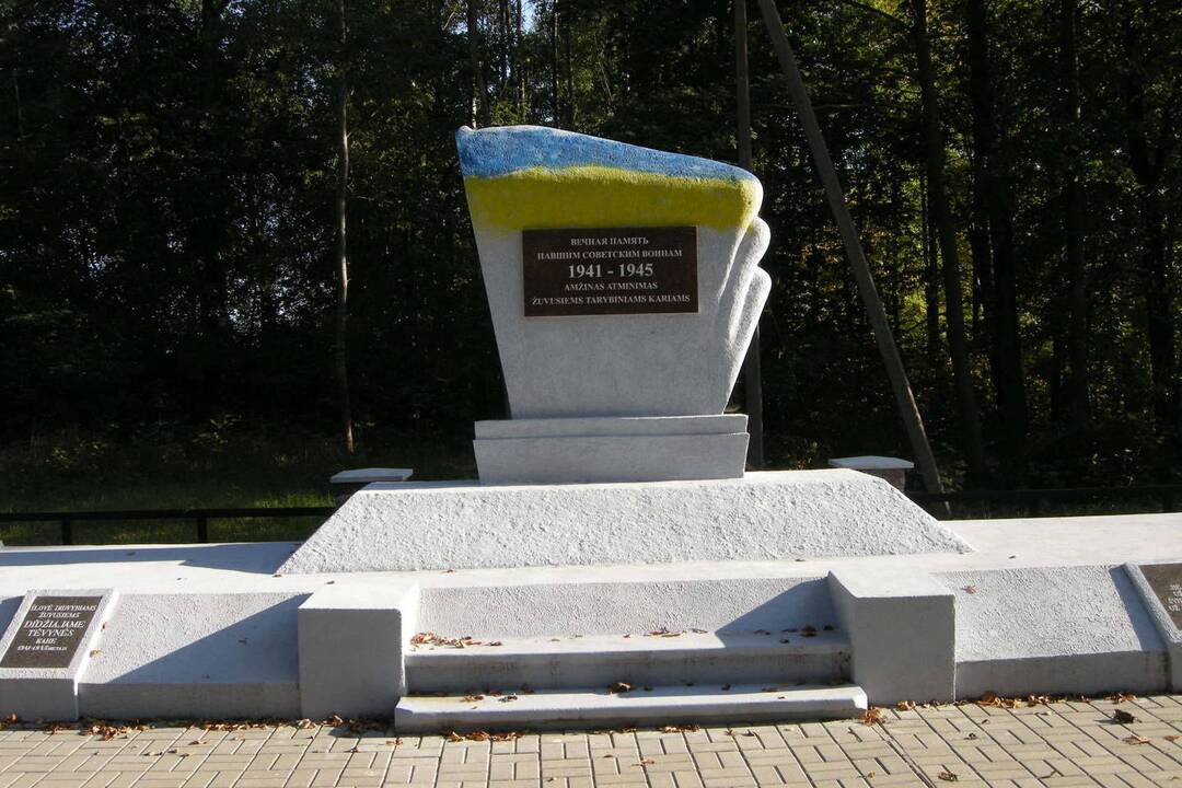 Ant paminklo sovietų kariams – Ukrainos vėliava
