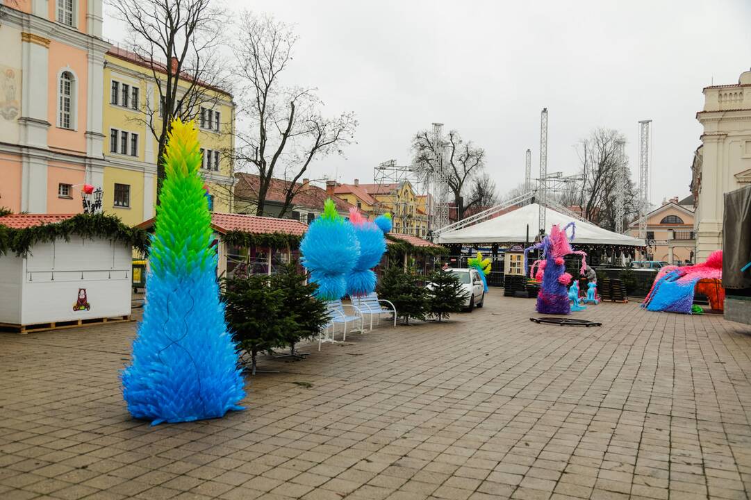 Ant pagrindinės Kauno eglės dėliojami paskutiniai akcentai