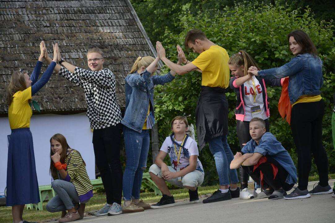 Veikla: Padubysio jaunimas penkias dienas trukusioje stovykloje stiprino ryšius su vietos bendruomene.