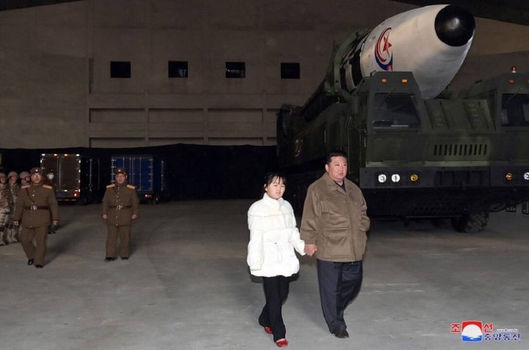 Intriga: Korėjos centrinės telegrafo agentūros paskelbtos bandymų nuotraukos, kuriose Kim Jong-unas lydimas neįvardytos mergaitės.