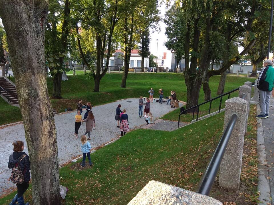 Pramoga: trečiadienio vakarą liaudies šokių mylėtojai sukosi po atviru dangumi Žaliakalnyje.