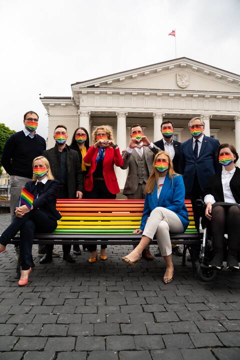 Suolelis: Tarptautinę dieną prieš homofobiją ir transfobiją Laisvės partija kvietė išreikšti palaikymą LGBT bendruomenei nusifotografuojant ant vaivorykštės suoliuko Vilniaus Rotušės aikštėje, o nuotraukomis dalijantis socialiniuose tinkluose.