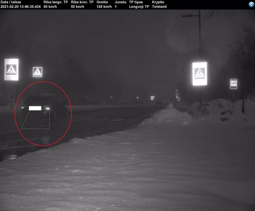 Užfiksavo trikojis: vidury dienos BMW pėsčiųjų perėją „praskriejo“ 129 km/val. greičiu