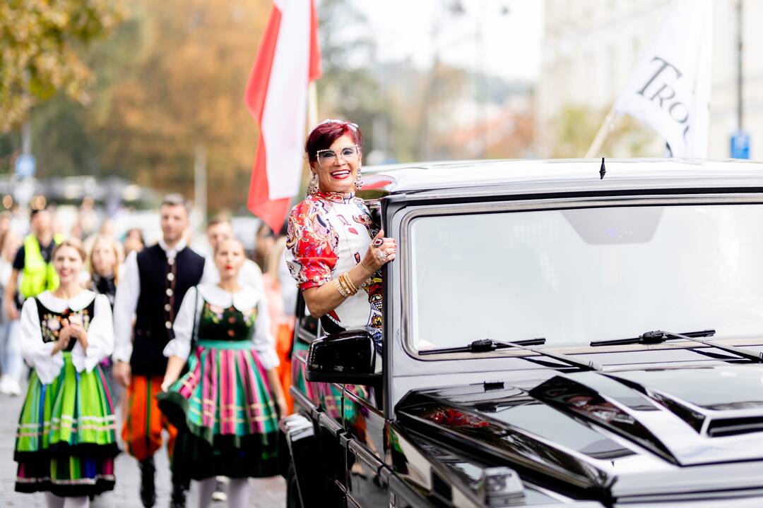 Teatrališka romų eisena su žirgais