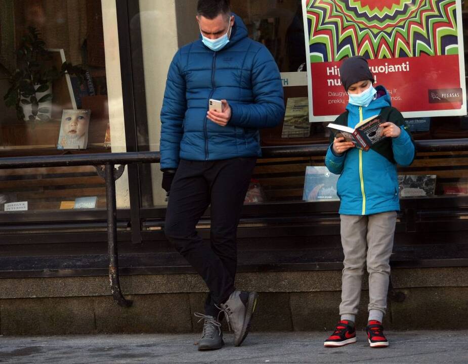 Premjerė: reikia stiprinti kaukių dėvėjimo lauke kontrolę 