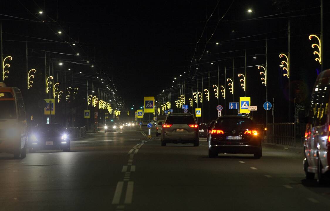 Kalėdinės dekoracijos jau apraizgė Kauną