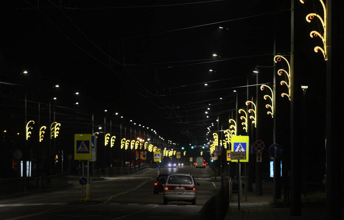 Kalėdinės dekoracijos jau apraizgė Kauną