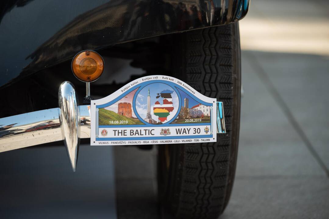 Senovinių automobilių žygis Baltijos keliui paminėti