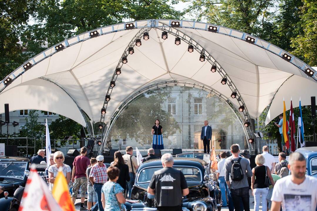 Senovinių automobilių žygis Baltijos keliui paminėti