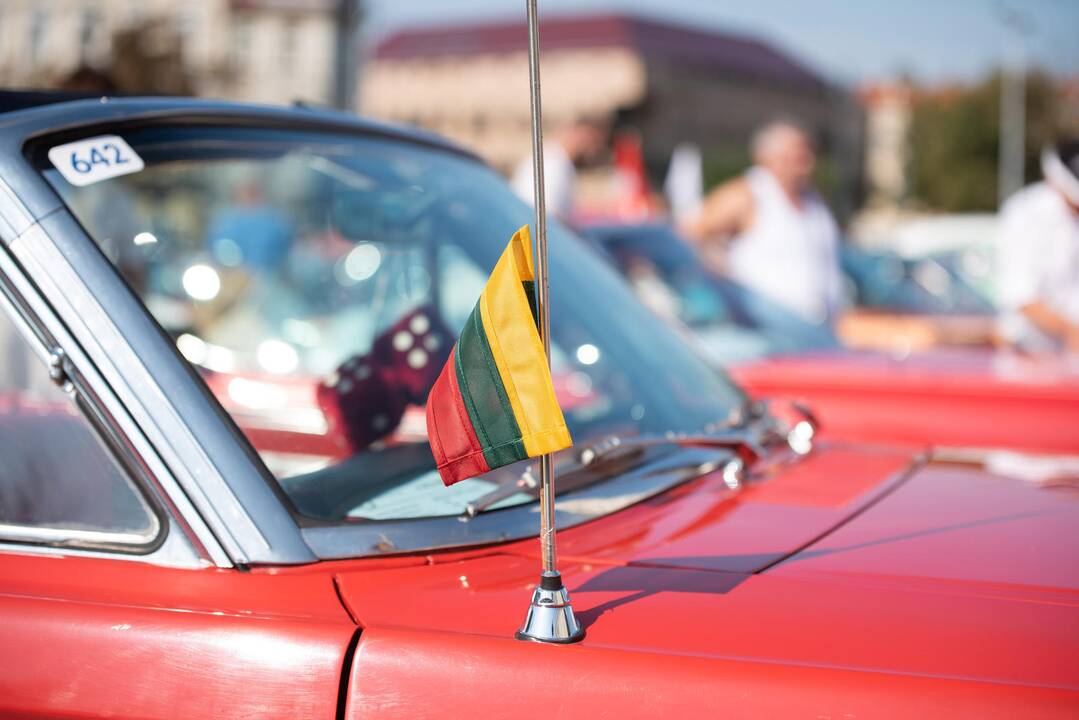 Senovinių automobilių žygis Baltijos keliui paminėti