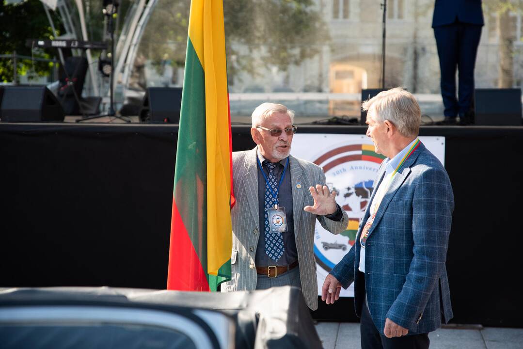 Senovinių automobilių žygis Baltijos keliui paminėti