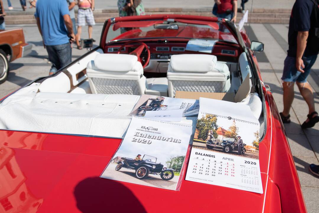 Senovinių automobilių žygis Baltijos keliui paminėti