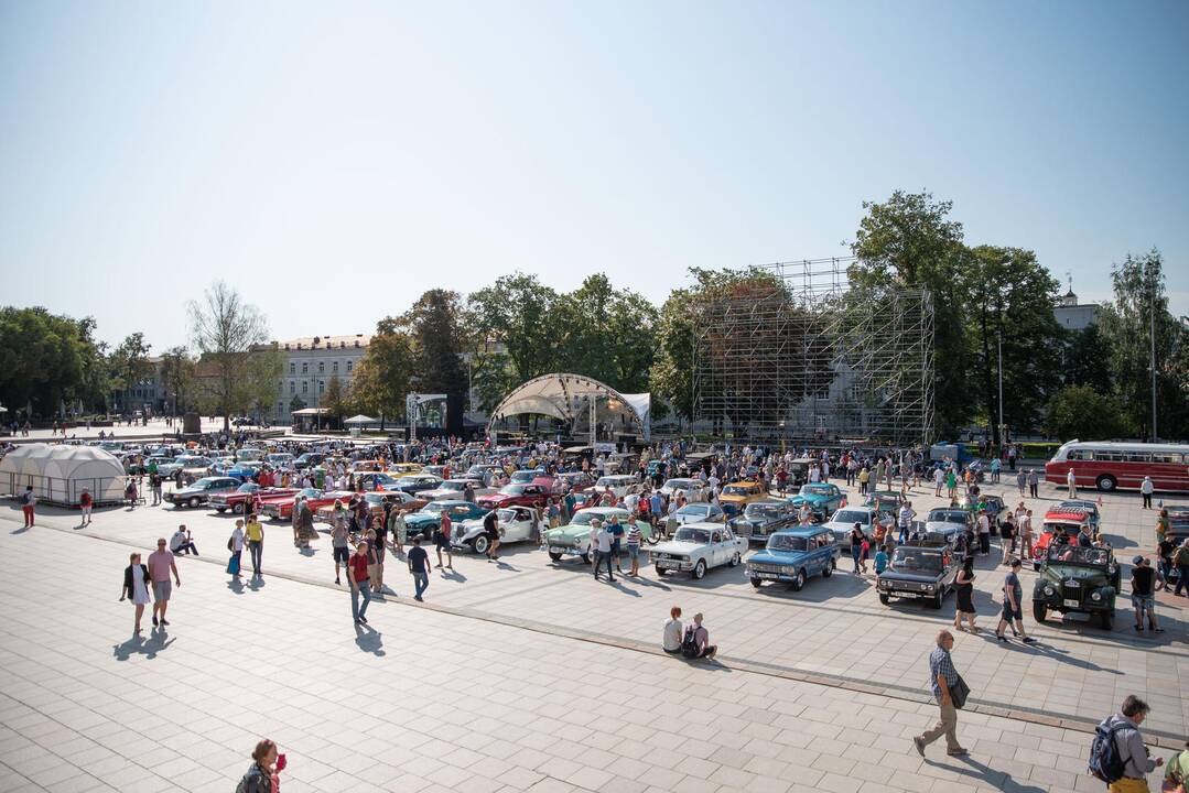 Senovinių automobilių žygis Baltijos keliui paminėti
