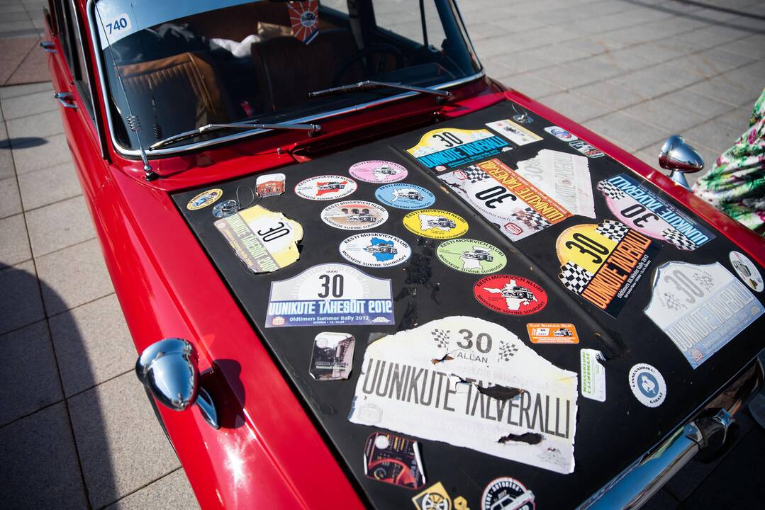 Senovinių automobilių žygis Baltijos keliui paminėti