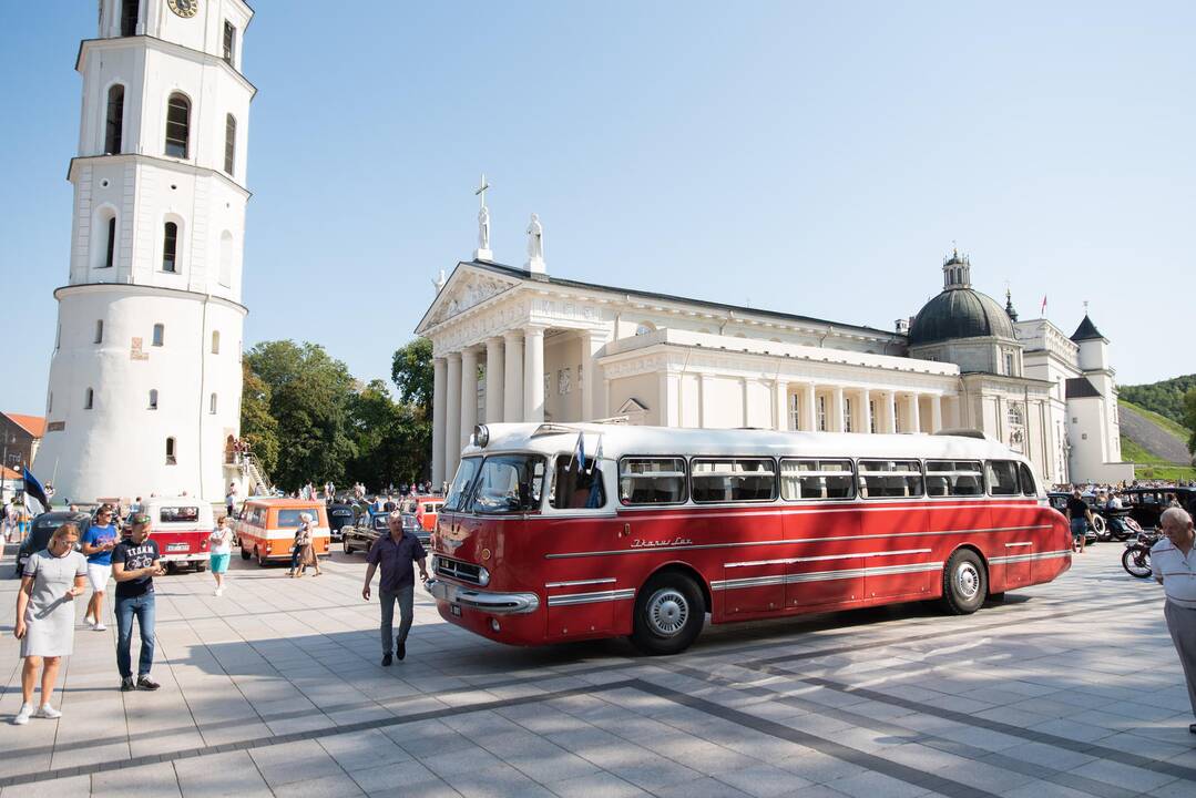 Senovinių automobilių žygis Baltijos keliui paminėti