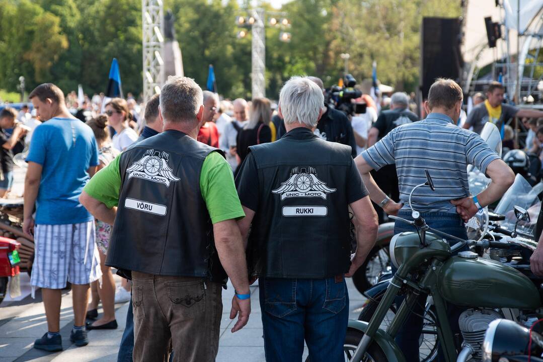 Senovinių automobilių žygis Baltijos keliui paminėti