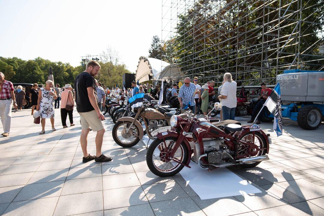 Senovinių automobilių žygis Baltijos keliui paminėti