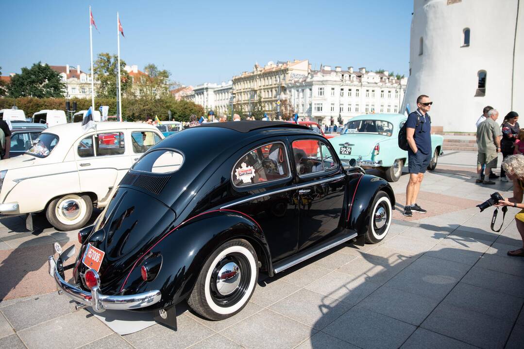Senovinių automobilių žygis Baltijos keliui paminėti