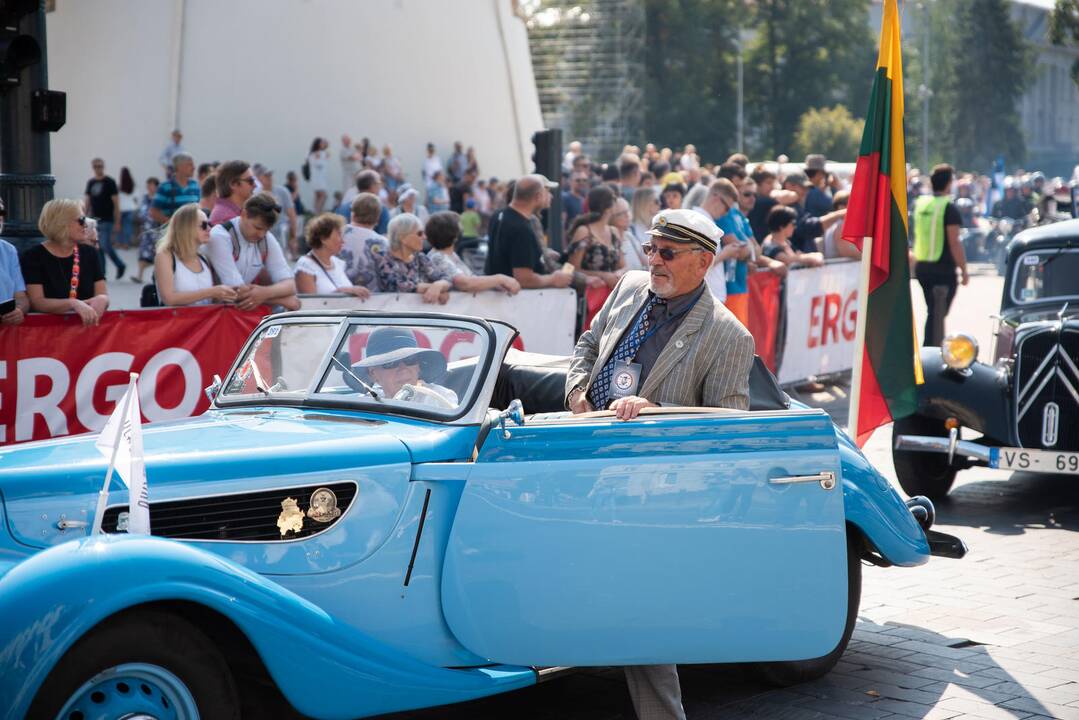 Senovinių automobilių žygis Baltijos keliui paminėti