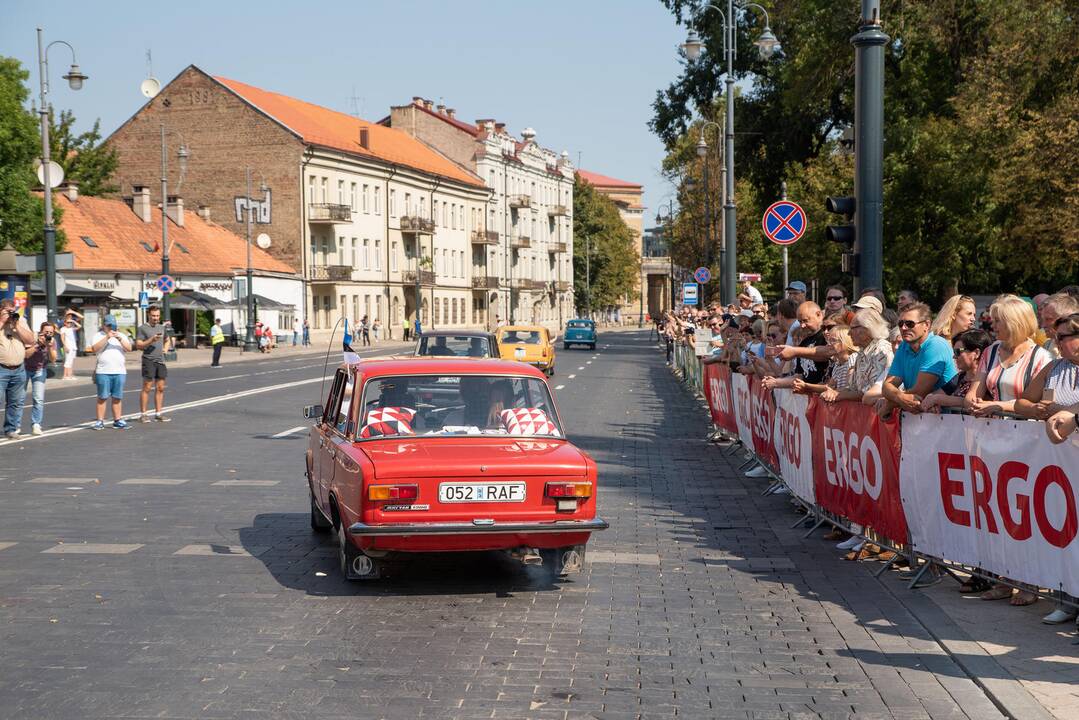 Senovinių automobilių žygis Baltijos keliui paminėti