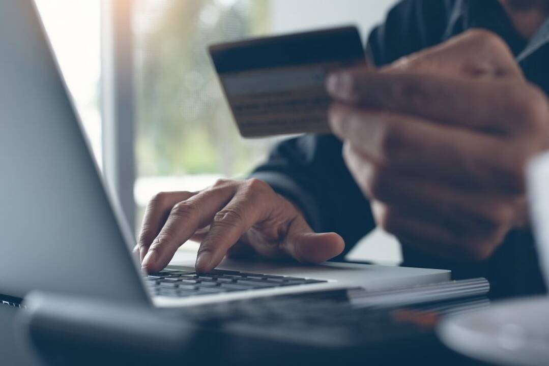 Vilniečių sąskaitas tuština apsimetėliai banko darbuotojai: per dieną išviliojo per 24 tūkst. eurų