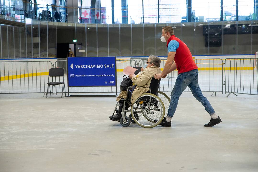 Kaune skiepys besirūpinančius neįgaliųjų ir sunkių ligonių slauga: registruos šeimos gydytojas