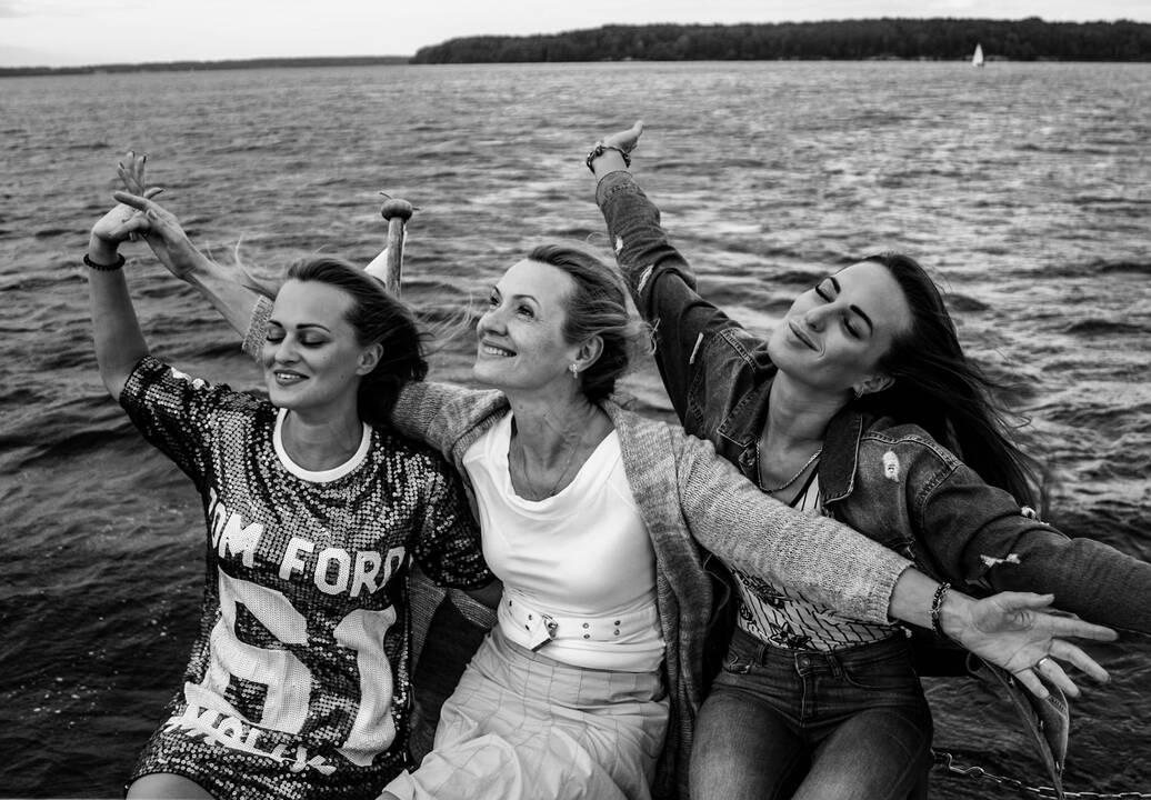 Kartu: N. Liubinskienė (viduryje) su dukromis Joana ir Roberta – labai jaunatvišką moterį ir jos dukras aplinkiniai dažnai pavadindavo sesėmis.