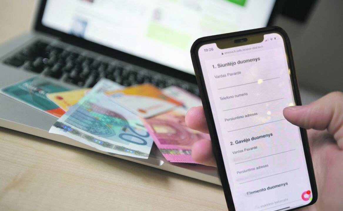 Anykštėnė sukčiams atidavė banko kortelę: iš sąskaitos dingo 10 tūkst. eurų