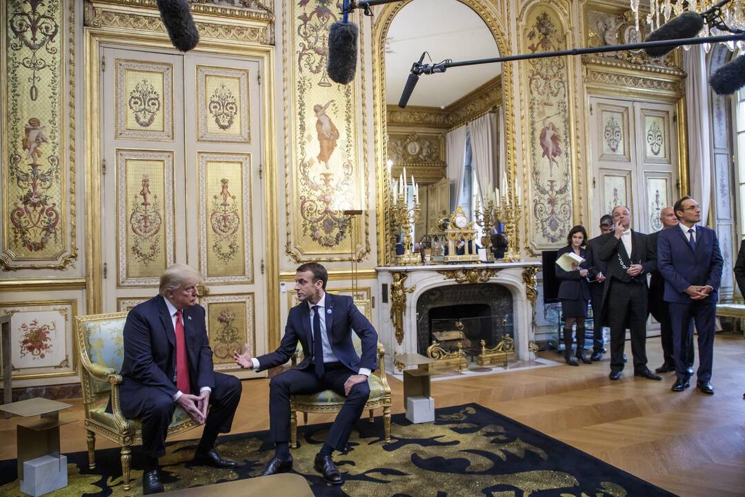 Donaldas Trumpas (kairėje) ir Emmanuelis Macronas (dešinėje)
