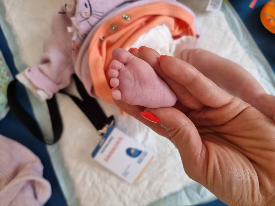 Svarbu: savanoriai kasdien rūpinasi, kad vaikai neliktų vieniši, ir apgaubia juos savo dėmesiu, padeda bent akimirkai užmiršti liūdesį, baimę, skausmą.