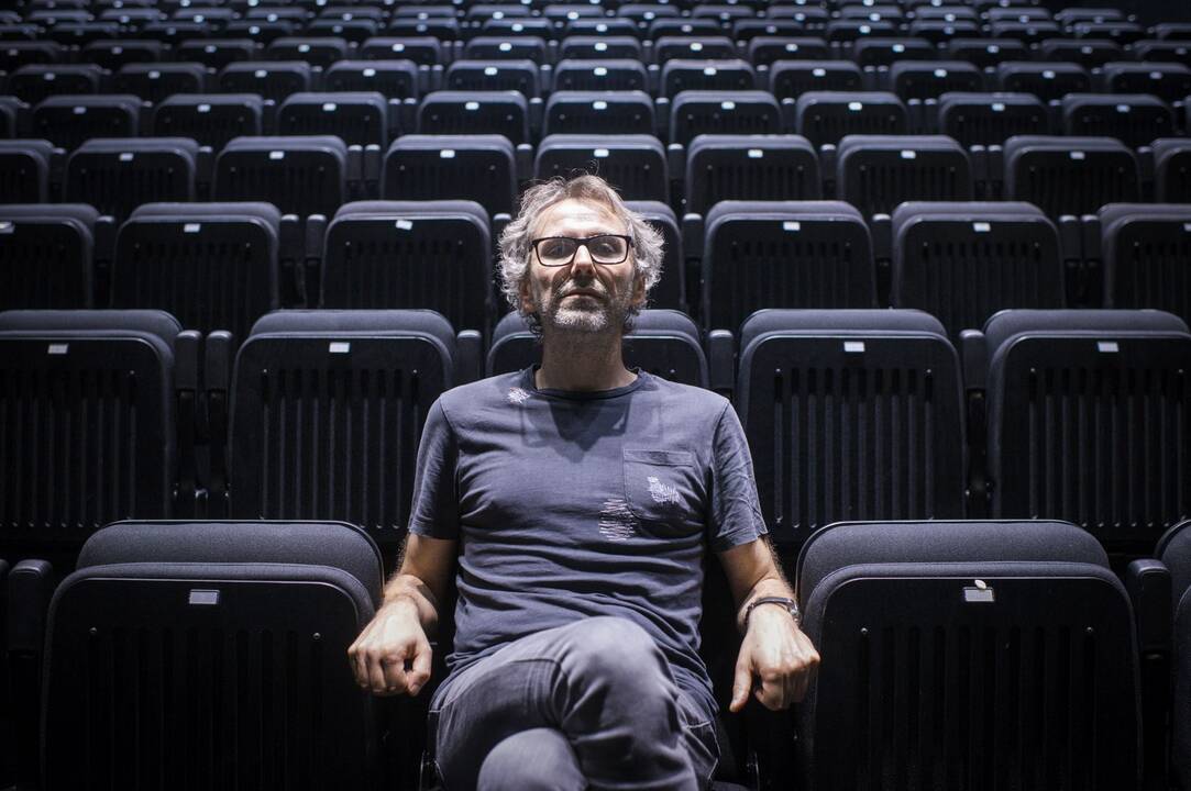 Filosofija: O. Frljićius teatrą vadina erdviniu menu, todėl idėjų semiasi ne iš literatūros, bet iš dailės, konceptualiojo meno ir muzikos.