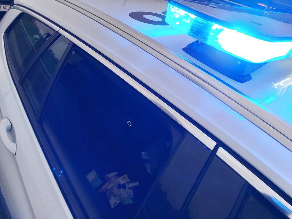 Girtas vairuotojas Kauno pareigūnams siūlė 395 eurų kyšį