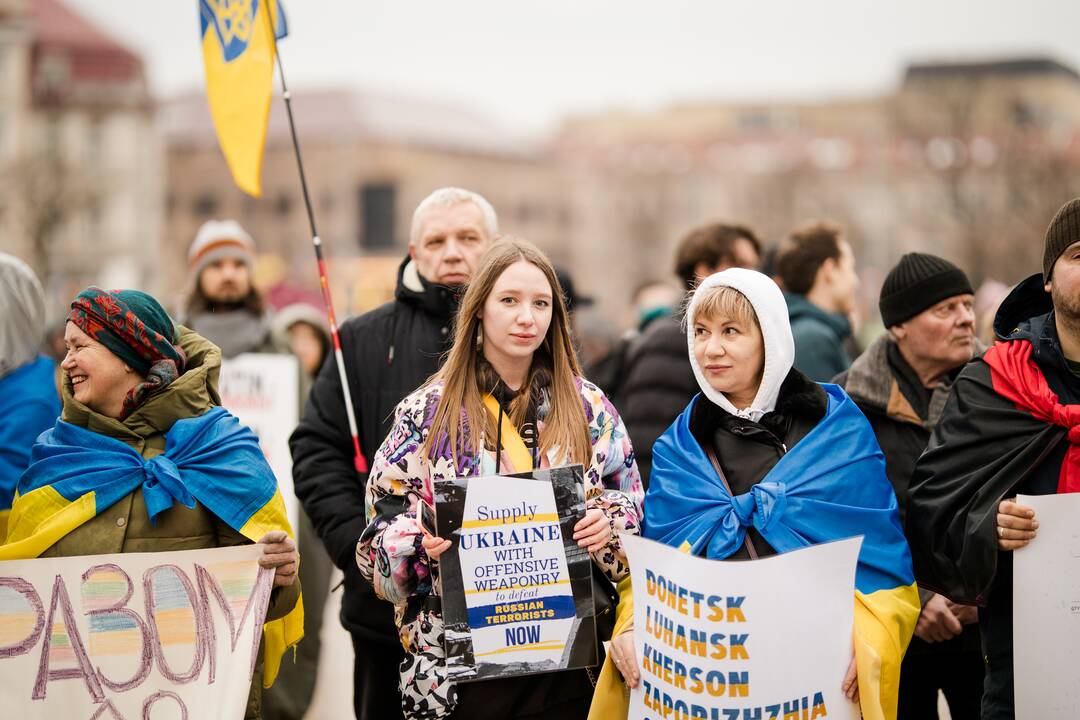 Sostinėje minimos antrosios Rusijos karo Ukrainoje metinės: vyksta mitingas, eitynės