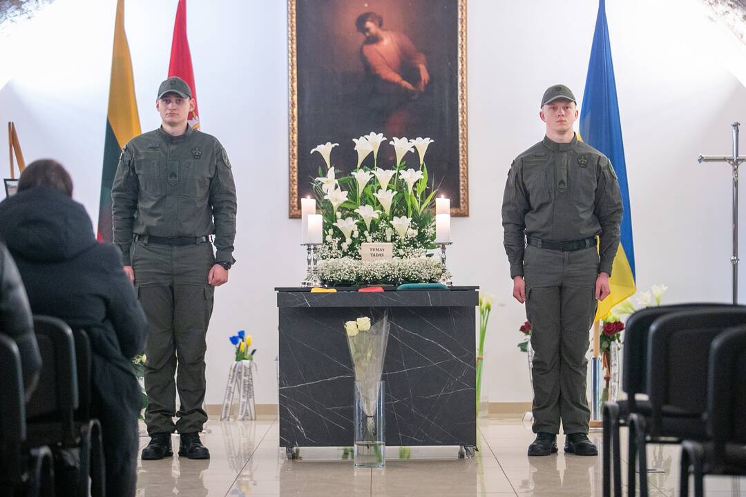 Lietuva atsisveikino su Ukrainoje žuvusiu kariu T. Tumu