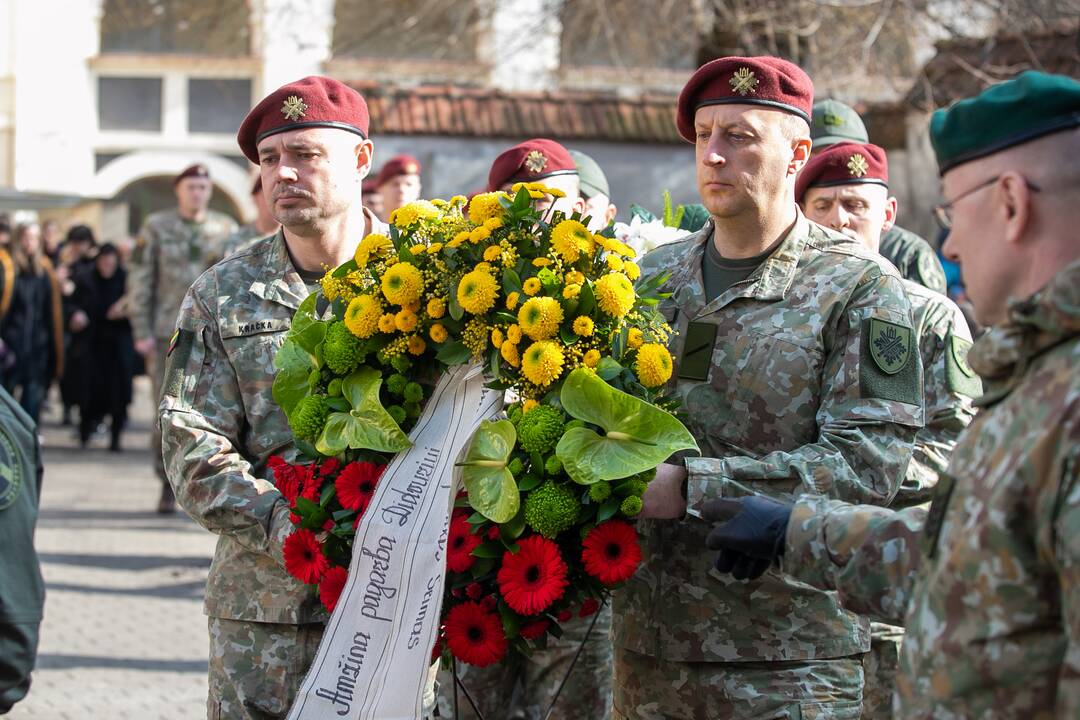 Lietuva atsisveikino su Ukrainoje žuvusiu kariu T. Tumu