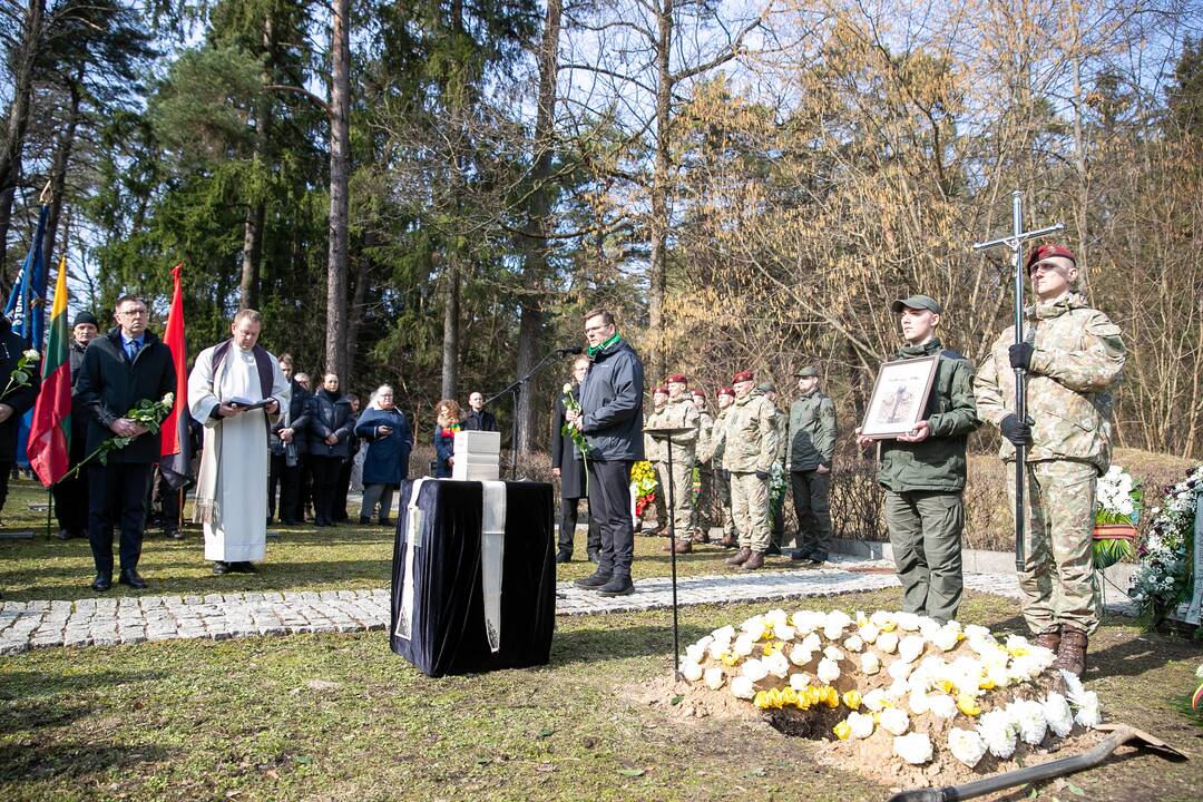 Lietuva atsisveikino su Ukrainoje žuvusiu kariu T. Tumu
