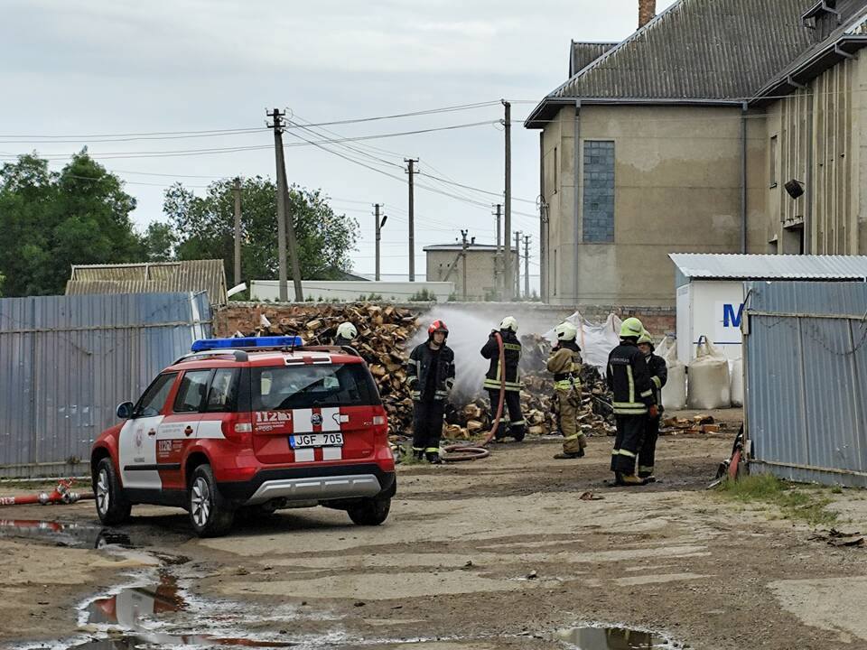 Domeikavoje degė kuro briketų sandėlis