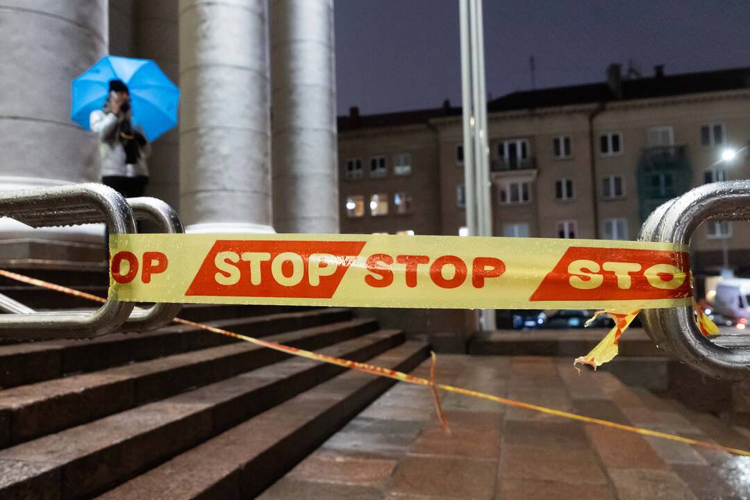 Protestas prie Seimo: „Dešimt tylos minučių“
