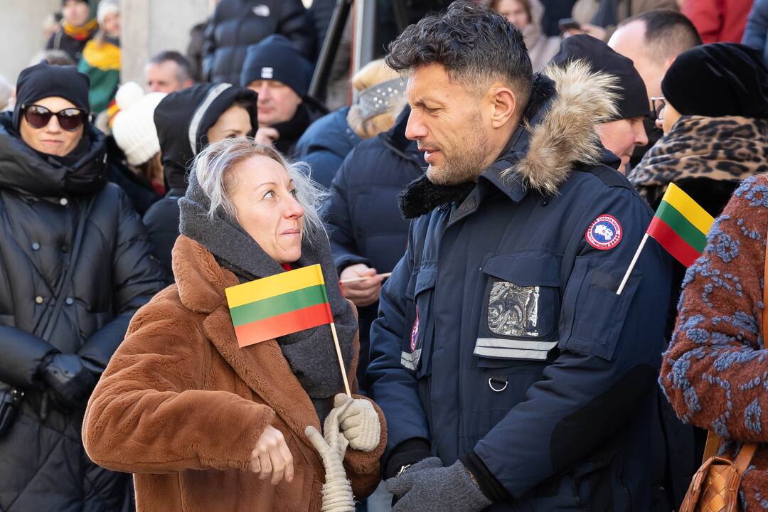 Vasario 16-osios minėjimas prie Lietuvos nepriklausomybės signatarų namų Vilniuje